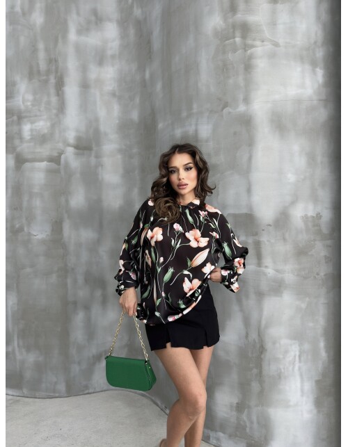 2051 - Dik Yaka Desenli Saten Bluz